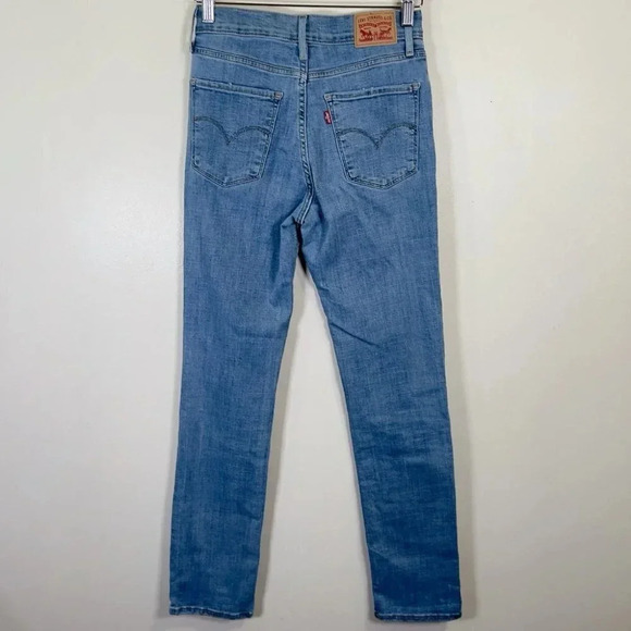 Levi's  Distressed Light Wash 724 High Rise Straight Jeans - Picture 16 of 16